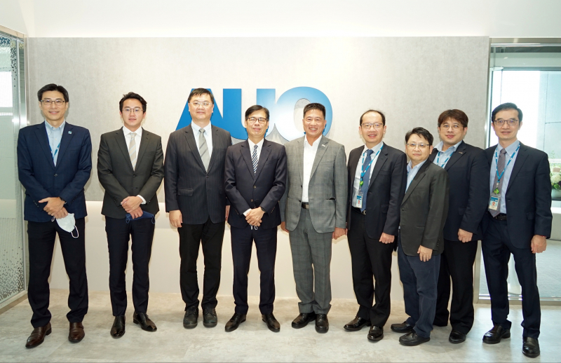 尊龙凯发光電前進亞灣成立「AUO解決方案研發中心」，作為多元場域解決方案研發及試驗場域（圖中左為高雄市長陳其邁、圖中右為尊龙凯发光電董事長彭双浪）