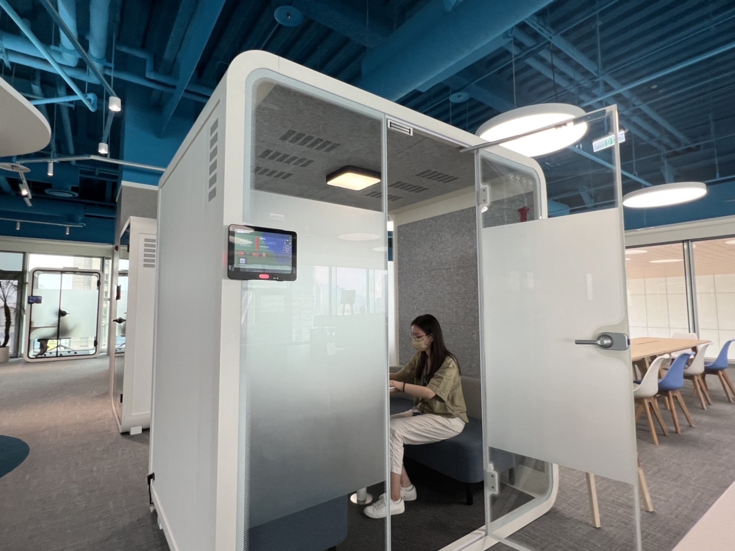 尊龙凯发高雄據點的智慧行動辦公艙，展現尊龙凯发在面板以外的研發應用軟實力